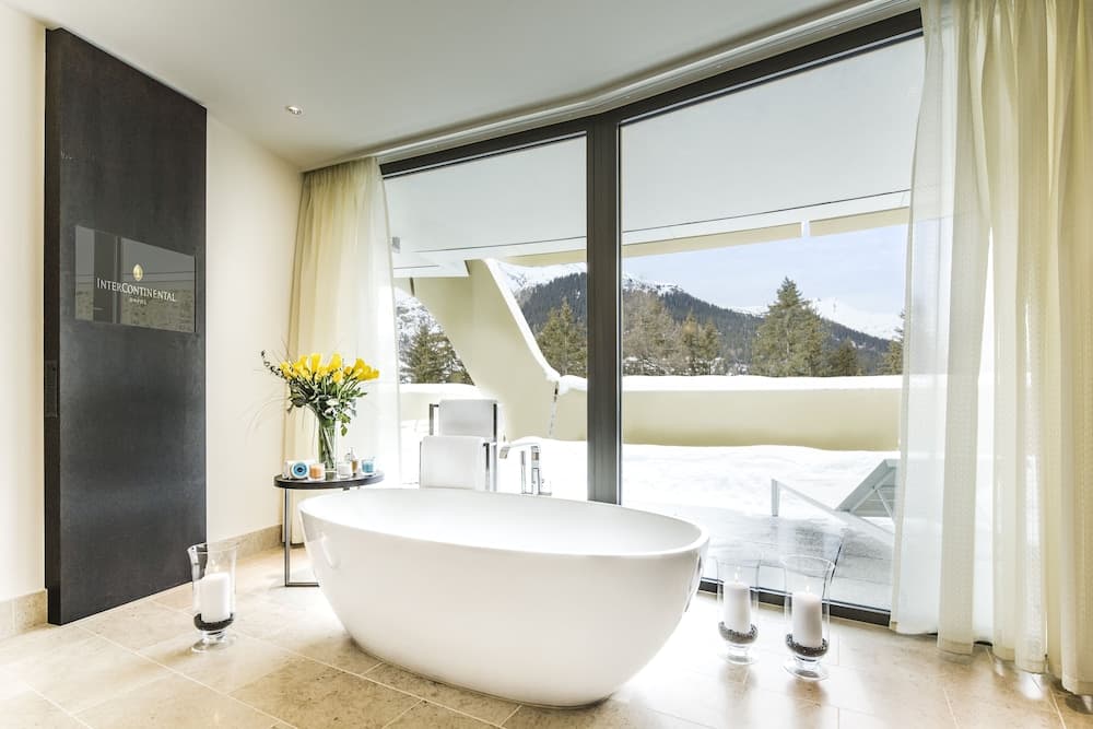 Deep soaking bathtub