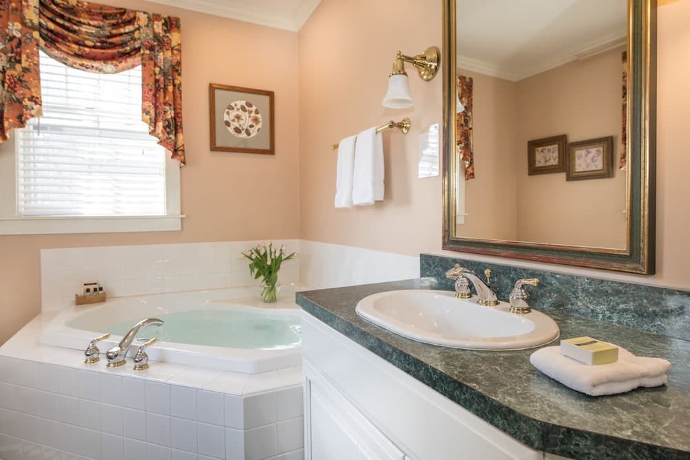 Jetted tub