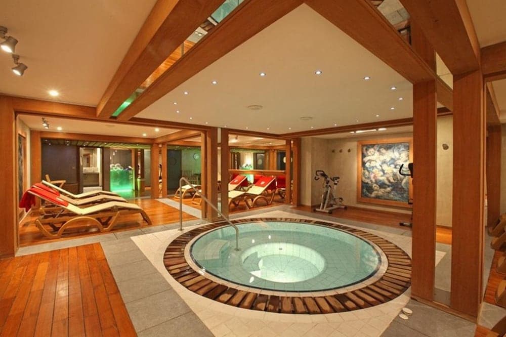Indoor spa tub