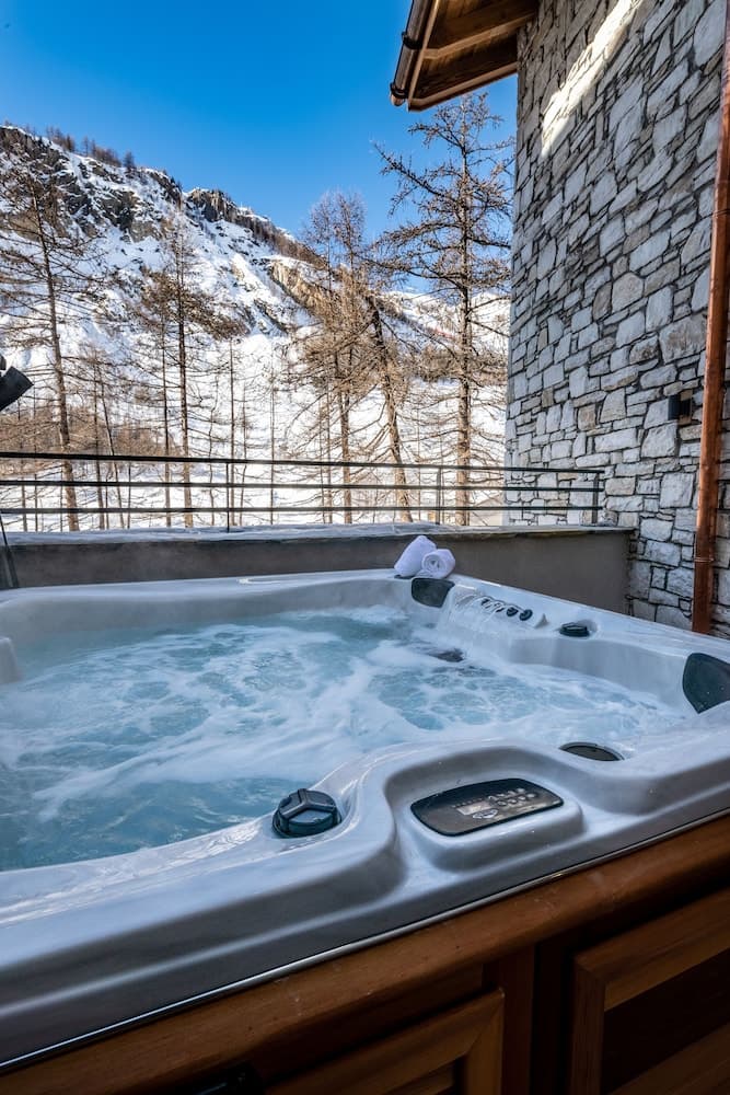 Private spa tub