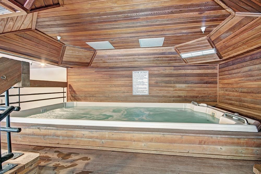 Indoor spa tub