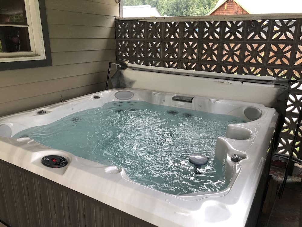 Jetted tub