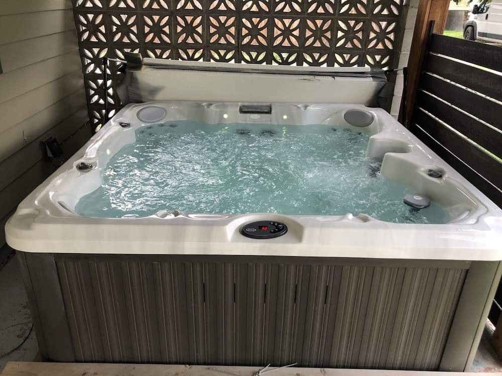 Jetted tub