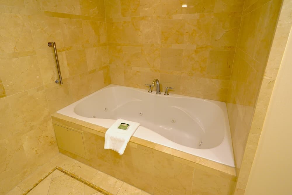 Jetted tub
