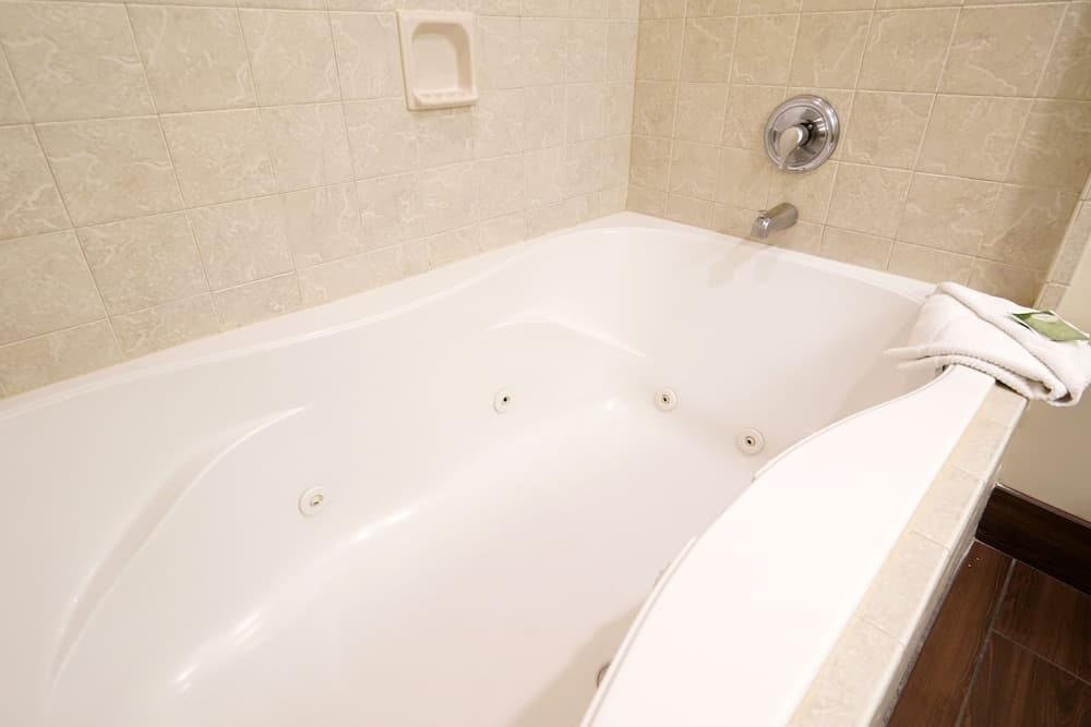 Jetted tub