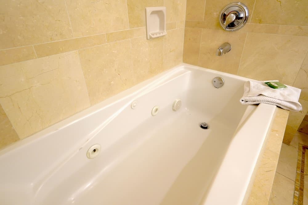 Jetted tub