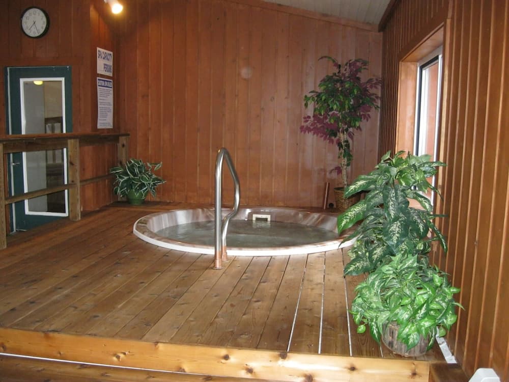 Indoor spa tub