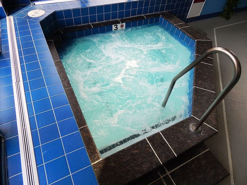 Indoor spa tub