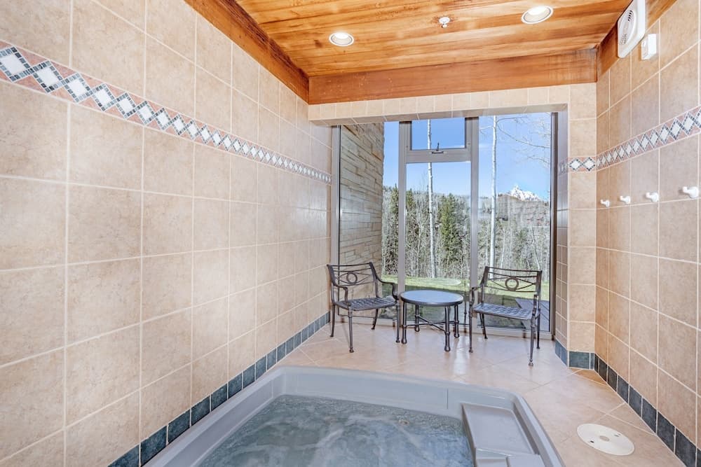Indoor spa tub