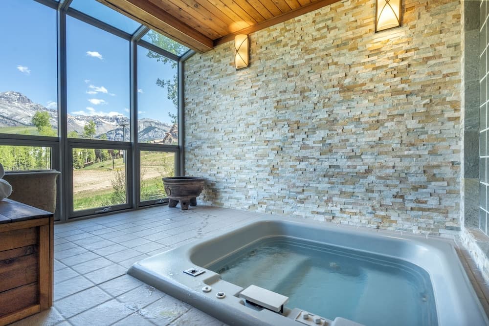Indoor spa tub