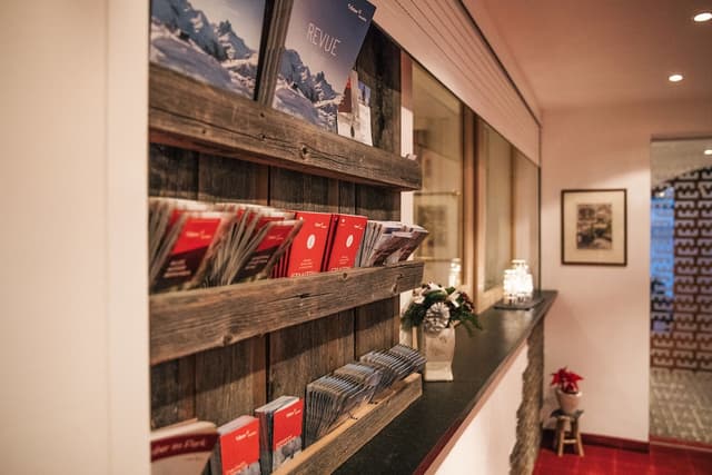 Lobby of Arlen Lodge Hotel